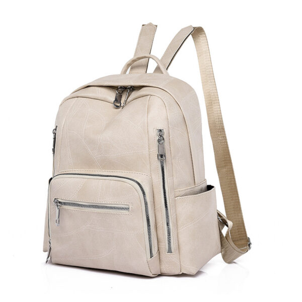 Sac à dos Femme Marron rétro en cuir, taille moyenne, avec plis décoratifs, ceinture et multiples poches intérieures pour un usage quotidien élégant.