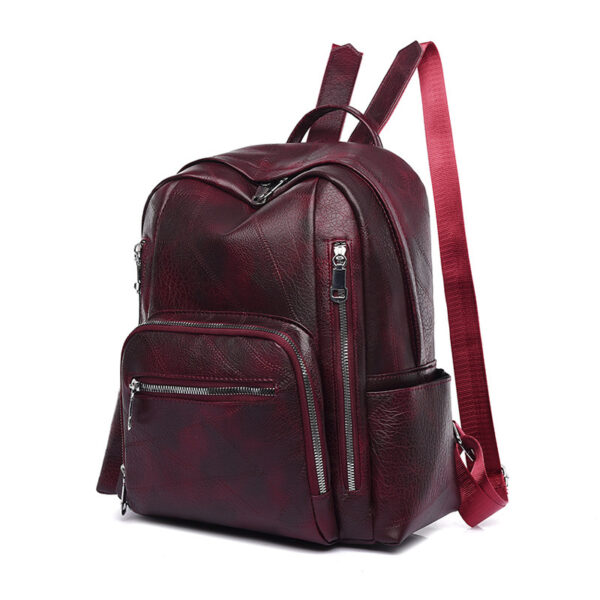 Sac à dos Femme Marron rétro en cuir, taille moyenne, avec plis décoratifs, ceinture et multiples poches intérieures pour un usage quotidien élégant.